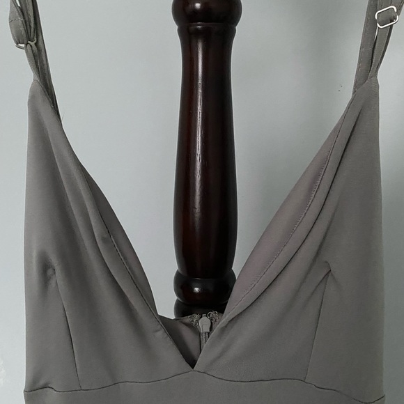 BEAUTIFUL LIGHT GREY MIDI DRESS😍 - Picture 3 of 4